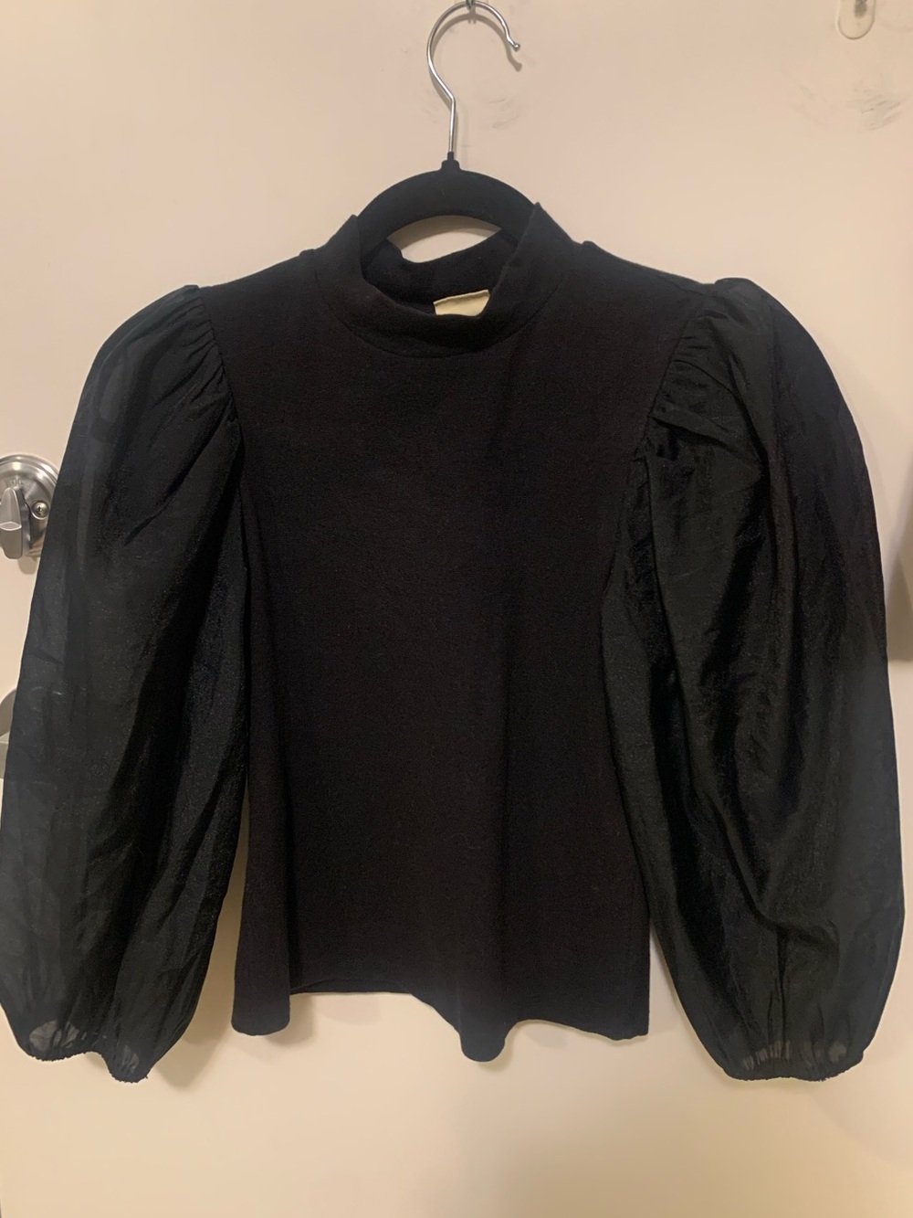 Levi’s Puffy Sleeve Crop